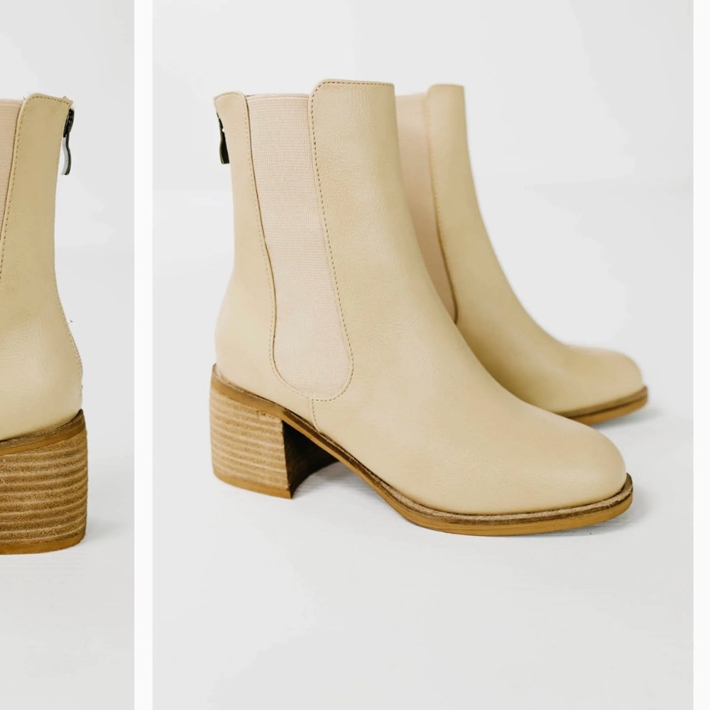 Beige tan chelsea booties NWT